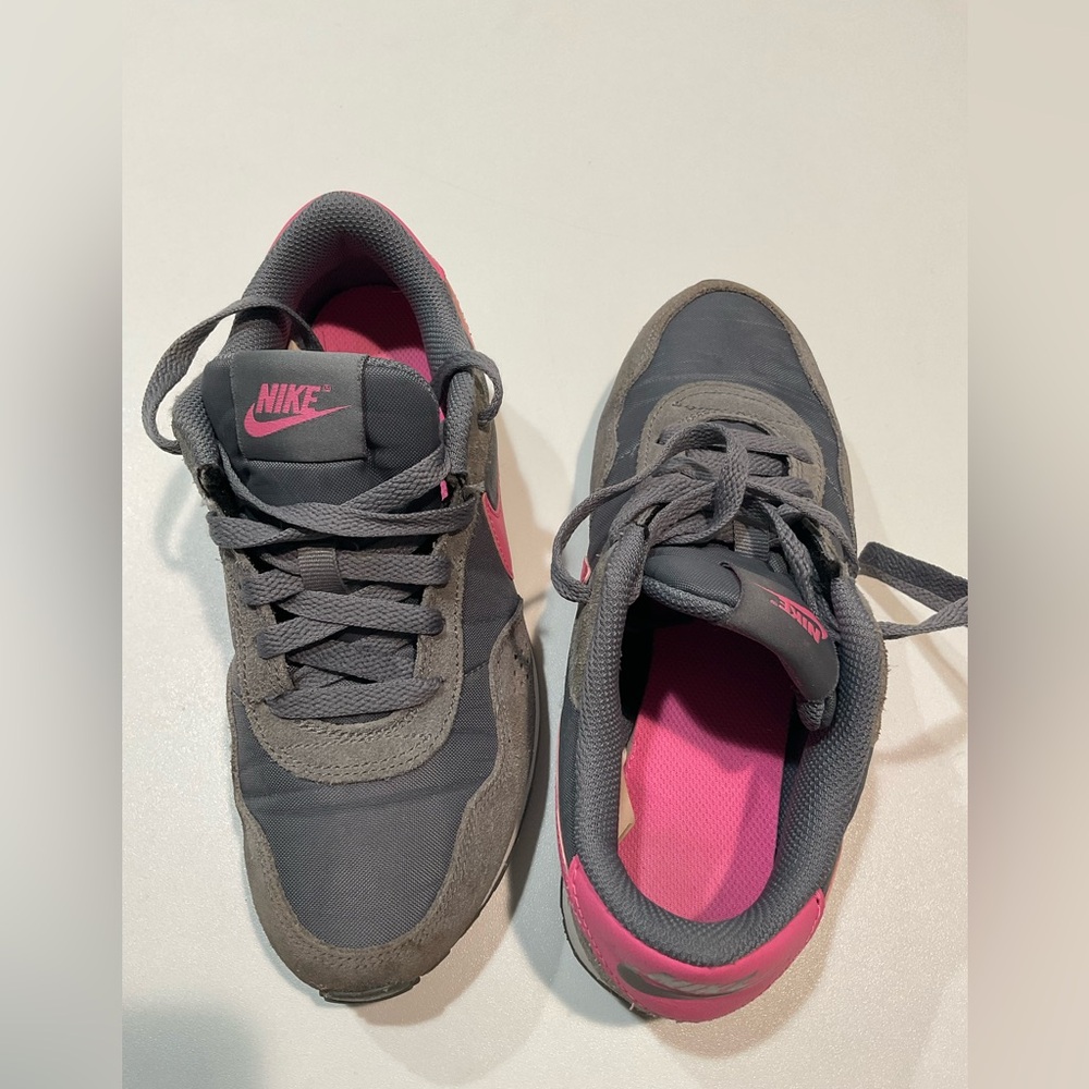 🍏🍏🍏 Nike Kids’ Lightweight Non Marking Grey/Pink/White Sneakers, Size 3.5Yk